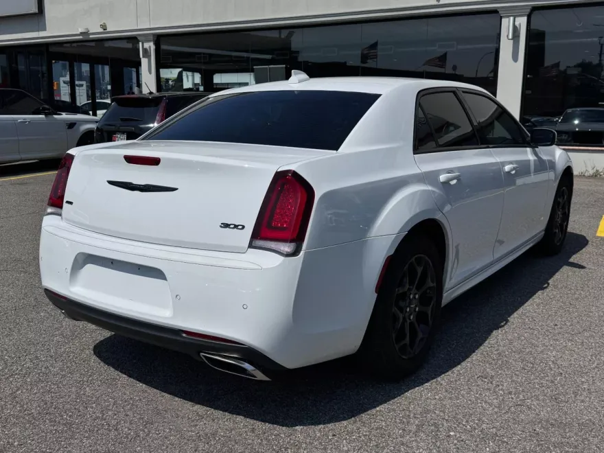 2022 Chrysler 300 Touring L photo 1