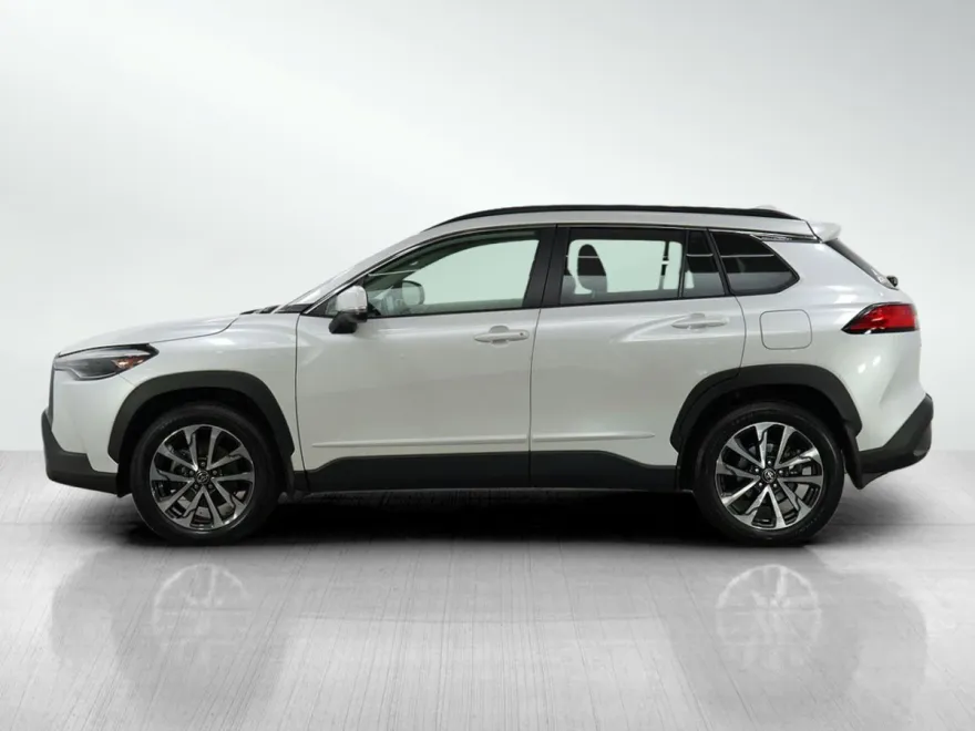 2022 Toyota Corolla Cross XLE photo 1
