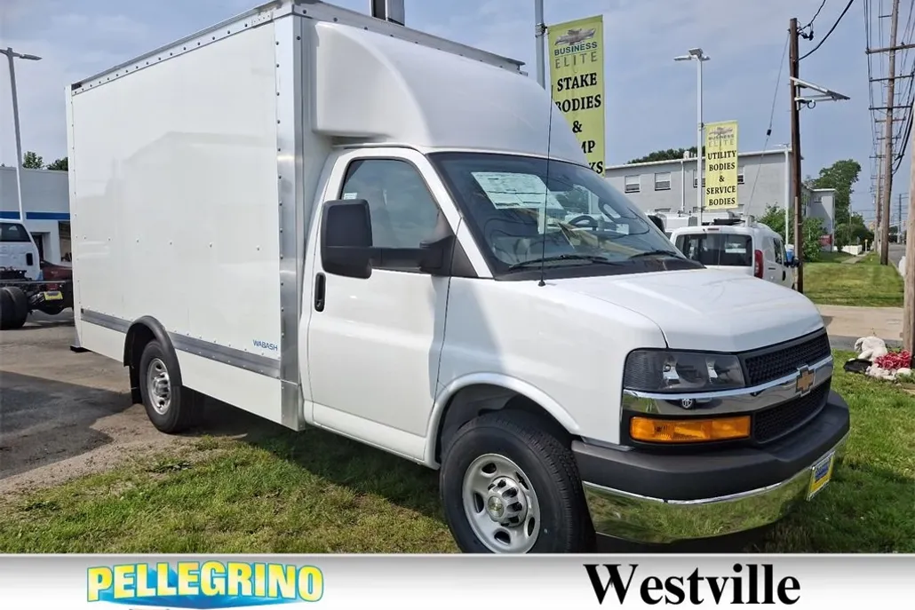 2025 Chevrolet Express Cutaway 3500 photo 1