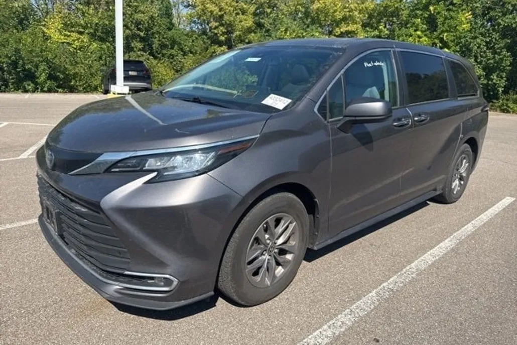 2023 Toyota Sienna XLE photo 1