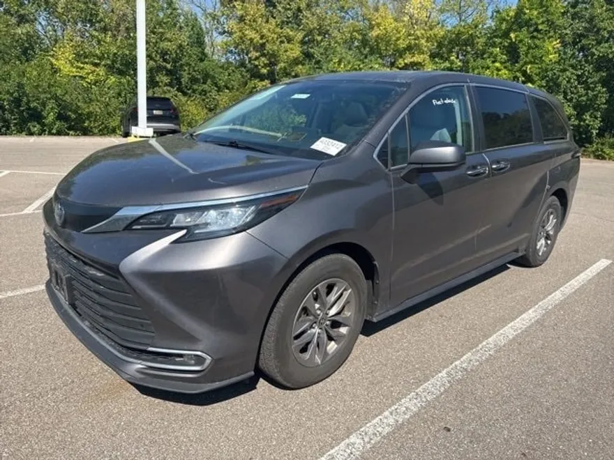 2023 Toyota Sienna XLE photo 1