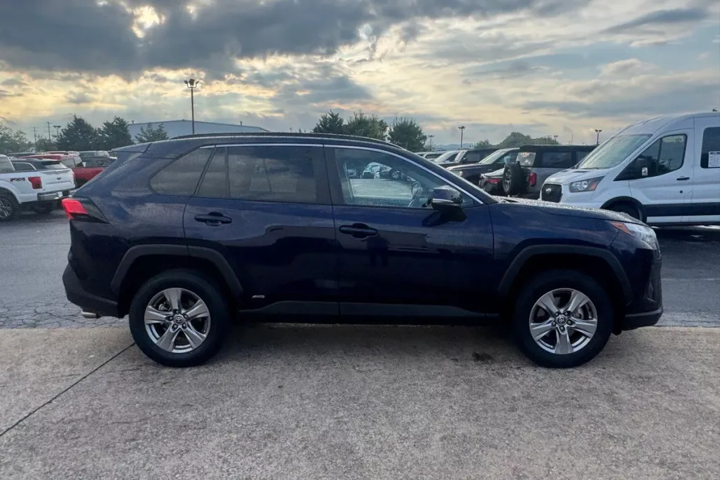 2022 Toyota RAV4 Hybrid XLE photo 1