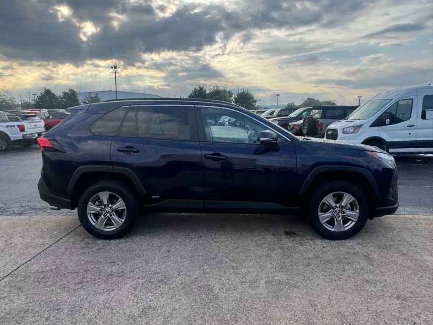 2022 Toyota RAV4 Hybrid XLE photo 1