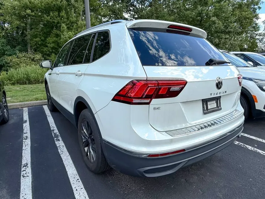 2023 Volkswagen Tiguan SE photo 1
