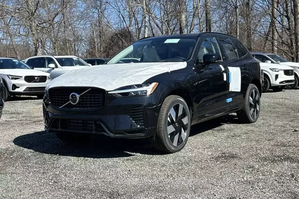 2025 Volvo XC60 T8 Plus photo 1