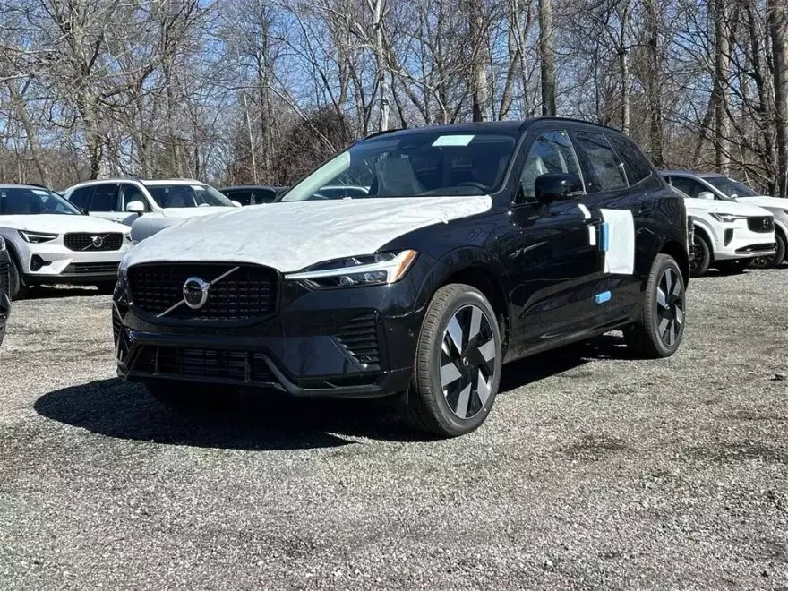 2025 Volvo XC60 T8 Plus photo 1