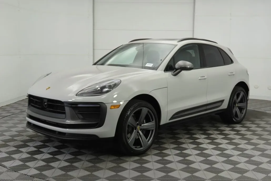 2025 Porsche Macan T photo 1