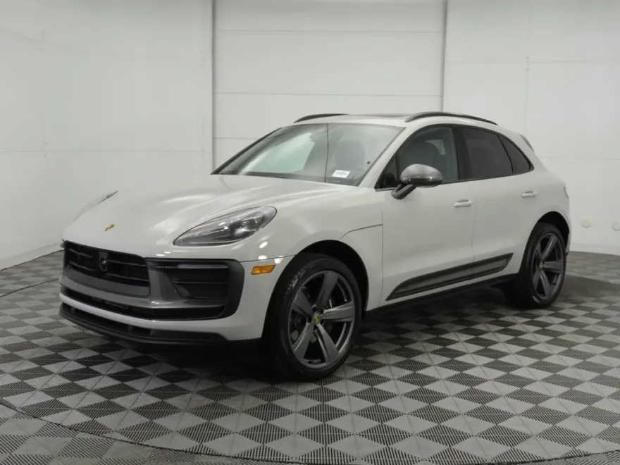 2025 Porsche Macan T photo 1