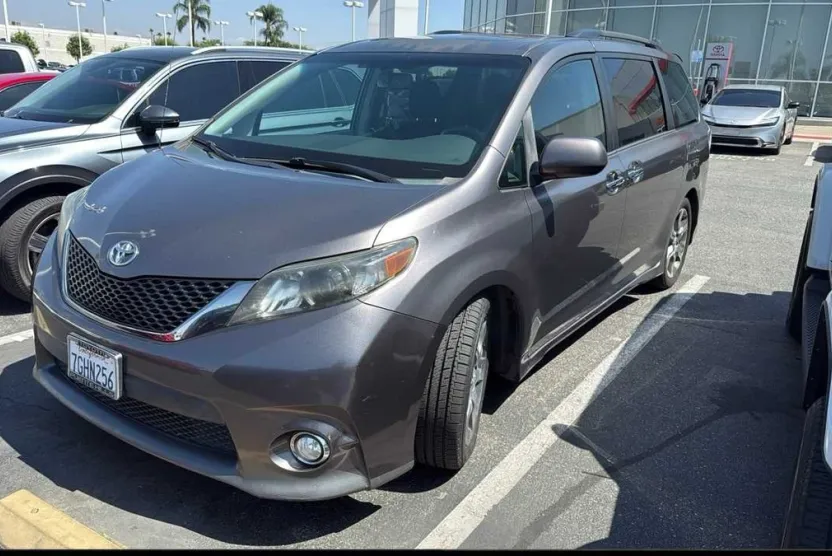 2014 Toyota Sienna SE photo 1