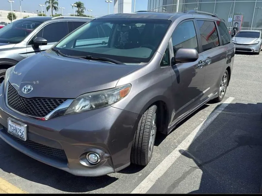 2014 Toyota Sienna SE photo 1