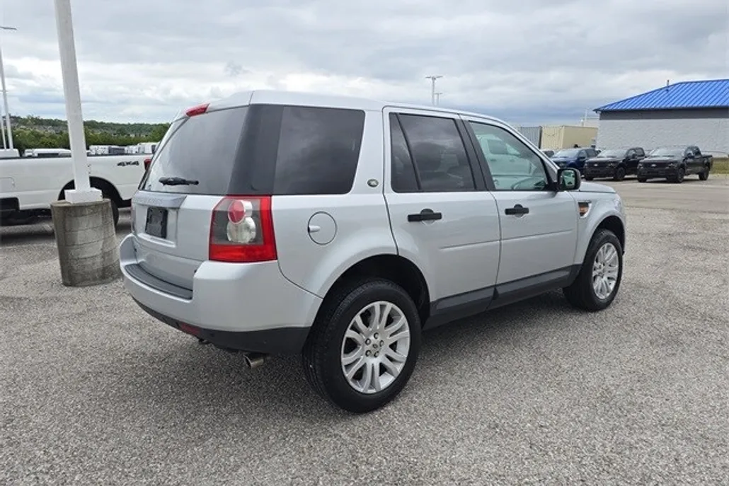 2008 Land Rover LR2 SE photo 1