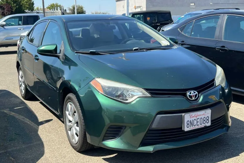 2014 Toyota Corolla LE photo 1