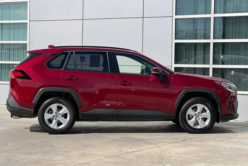 2019 Toyota RAV4 XLE photo 1
