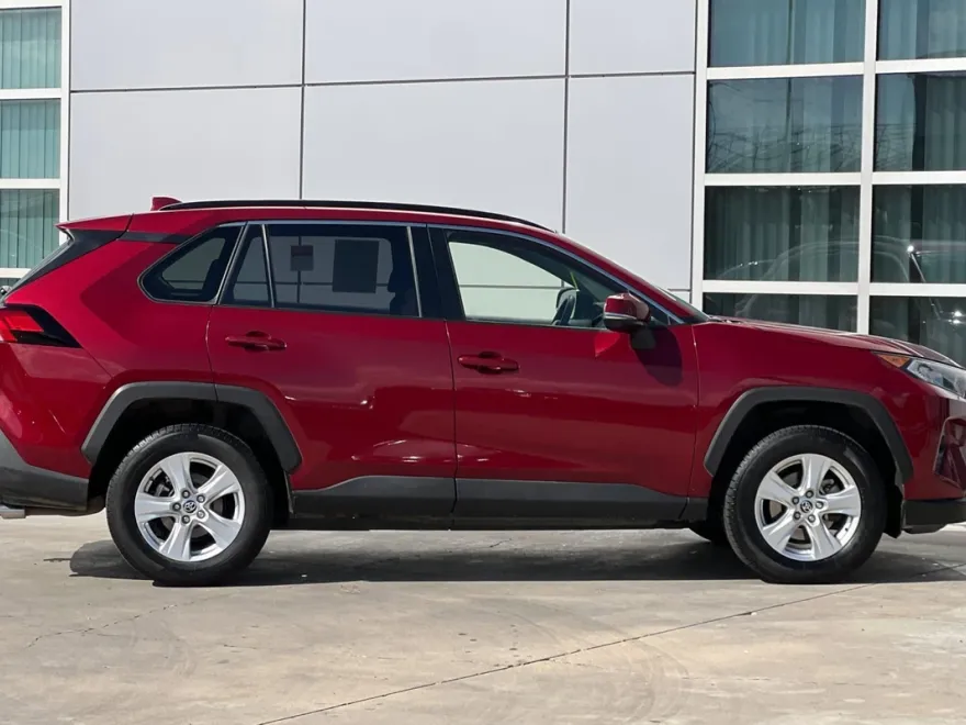 2019 Toyota RAV4 XLE photo 1