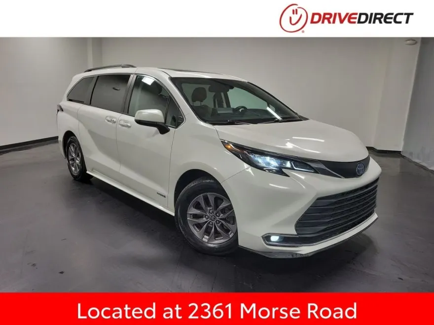 2021 Toyota Sienna XLE photo 1