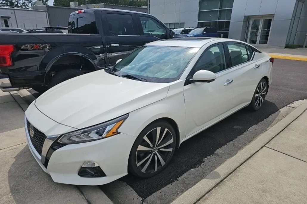 2020 Nissan Altima Platinum photo 1
