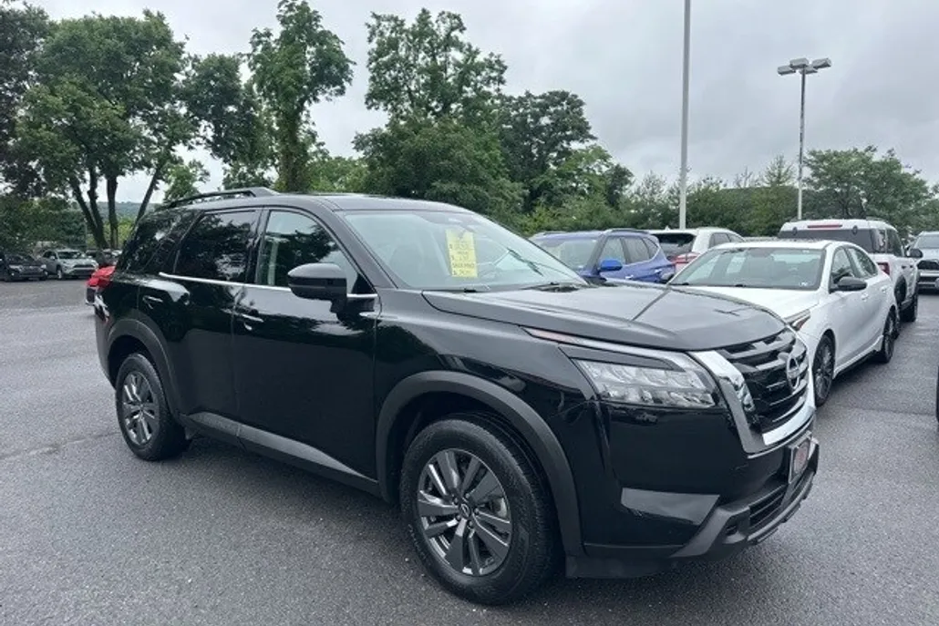 2024 Nissan Pathfinder SV photo 1