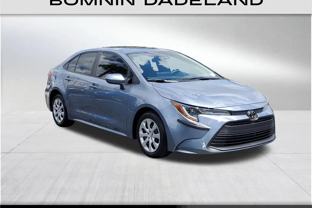 2023 Toyota Corolla LE photo 1