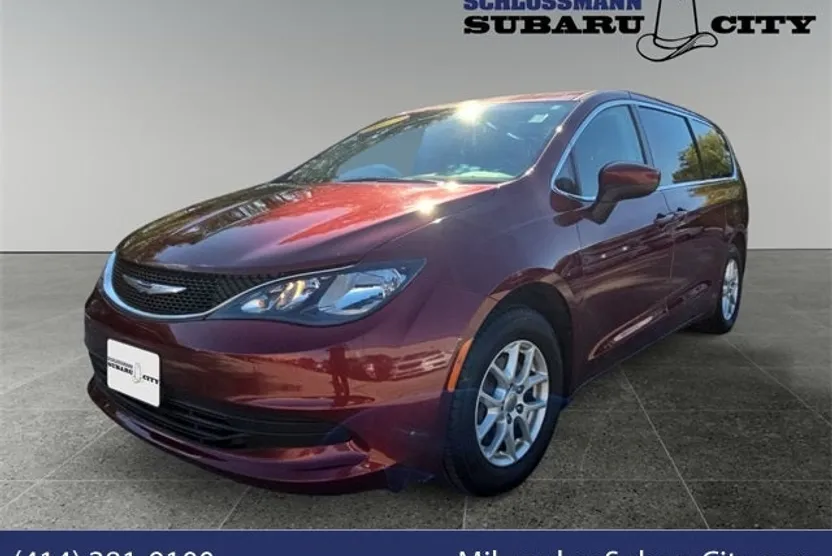2017 Chrysler Pacifica Touring photo 1
