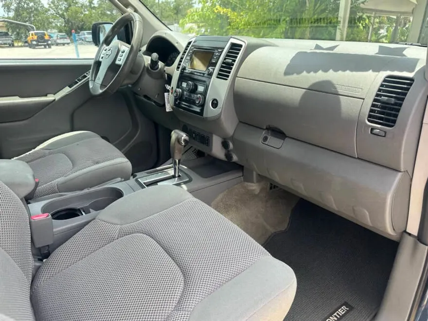 2015 Nissan Frontier SV photo 1