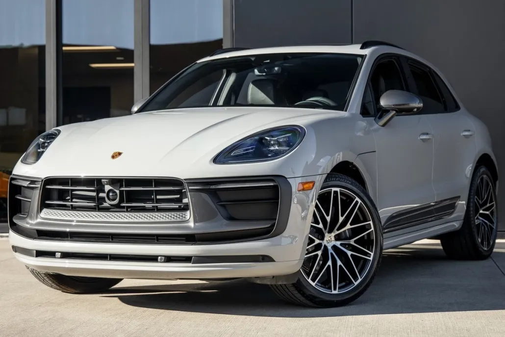 2025 Porsche Macan T photo 1