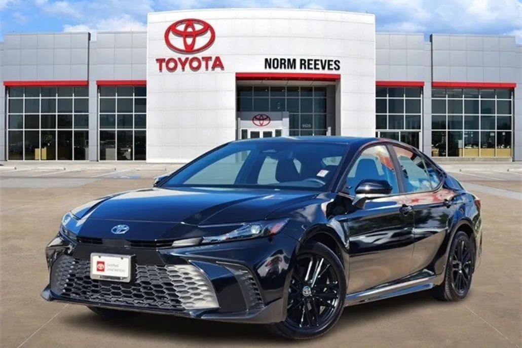 2025 Toyota Camry SE photo 1