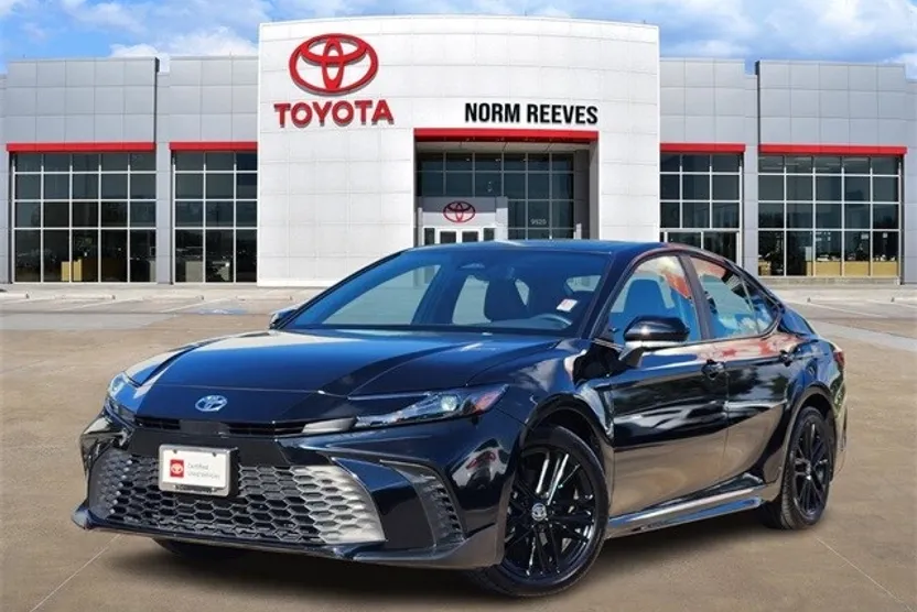 2025 Toyota Camry SE photo 1