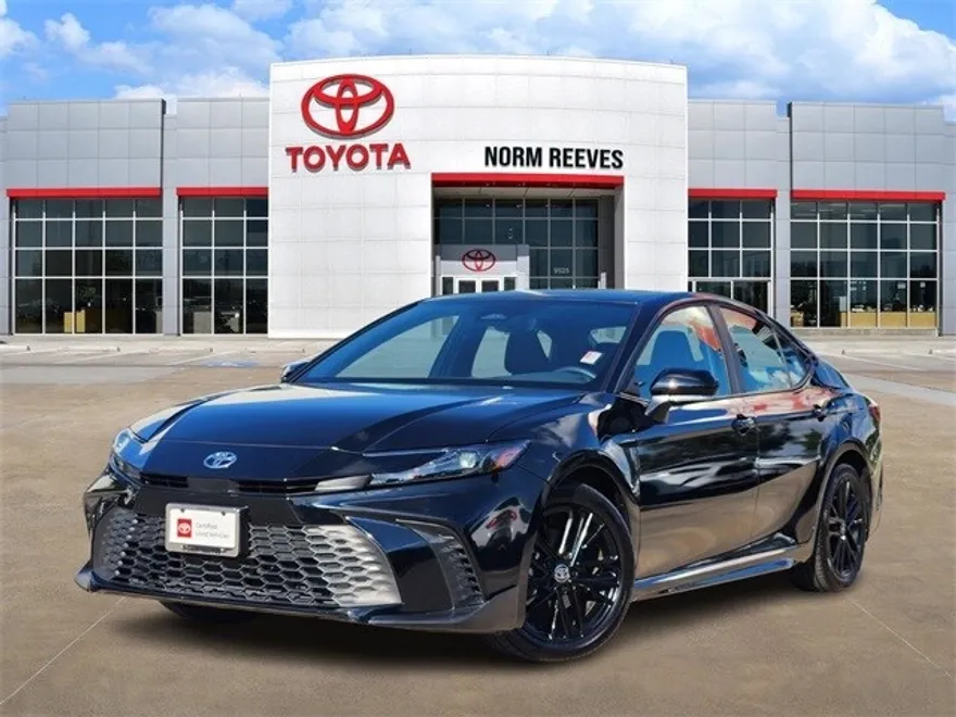 2025 Toyota Camry SE photo 1