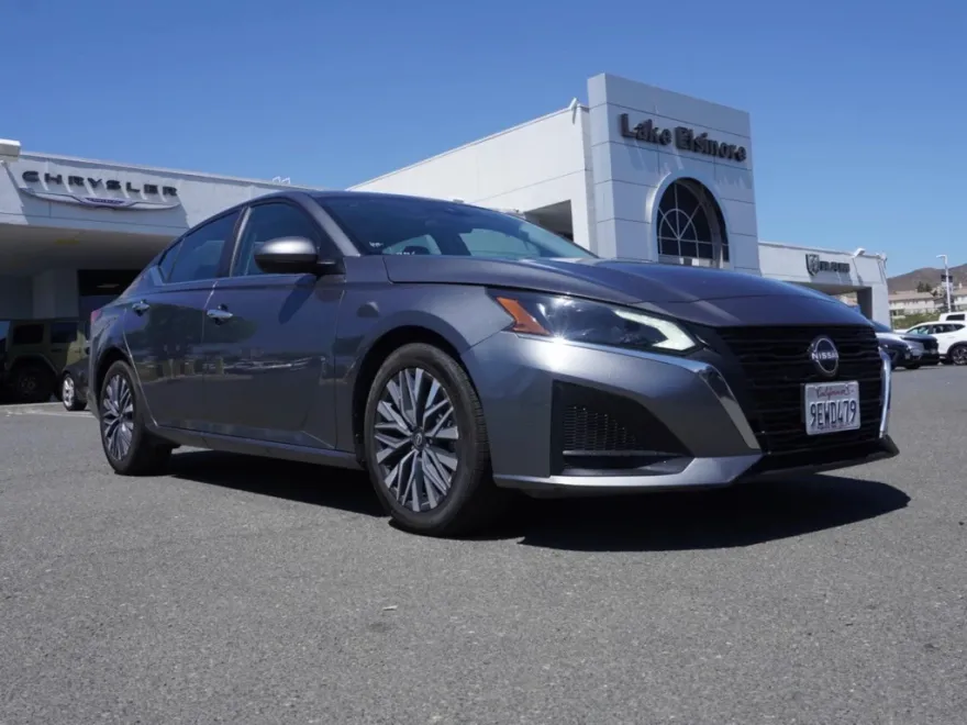 2023 Nissan Altima 2.5 SV photo 1
