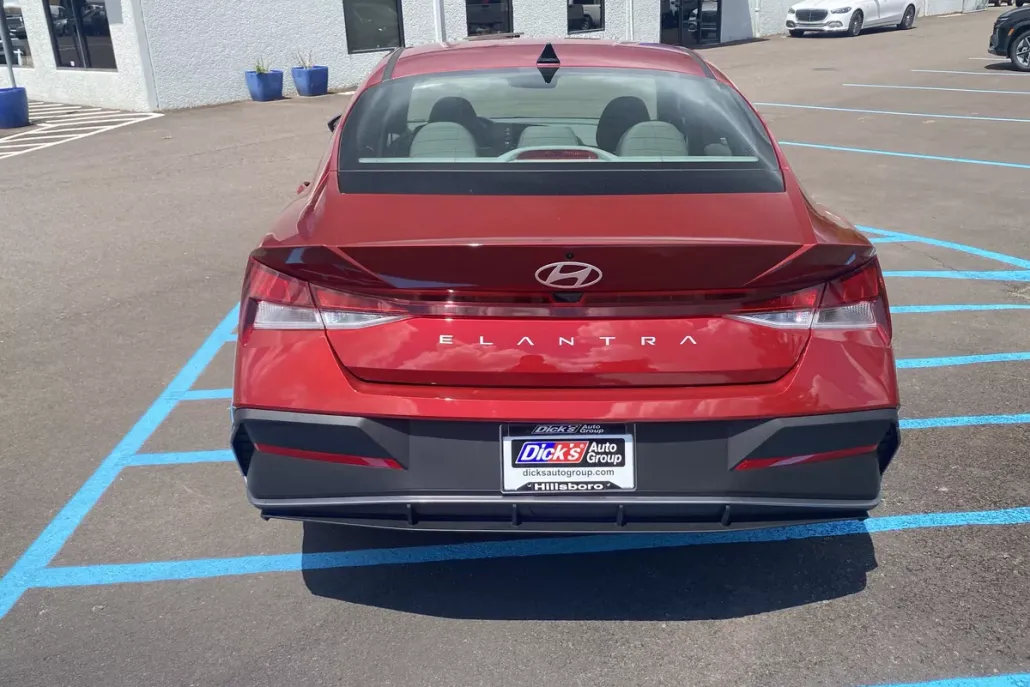 2025 Hyundai Elantra SE photo 1