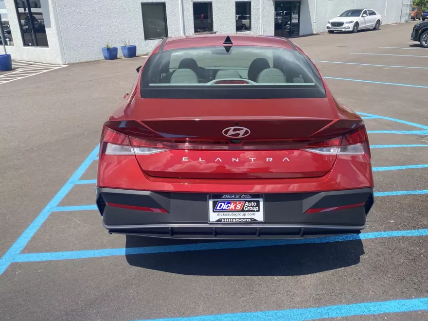 2025 Hyundai Elantra SE photo 1