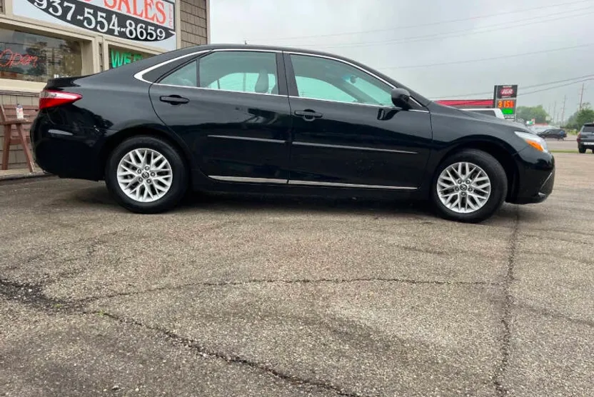 2017 Toyota Camry LE photo 1