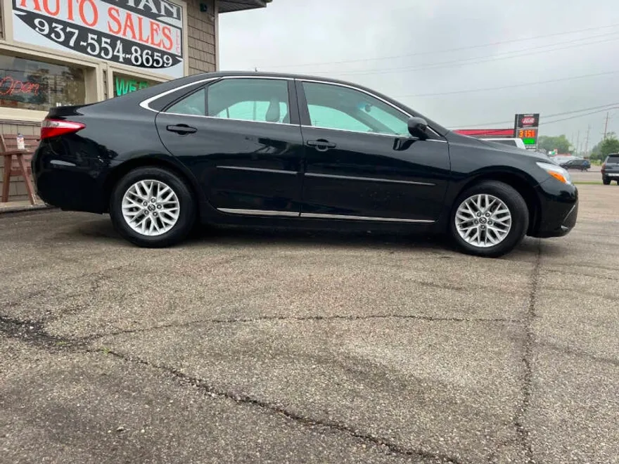 2017 Toyota Camry LE photo 1