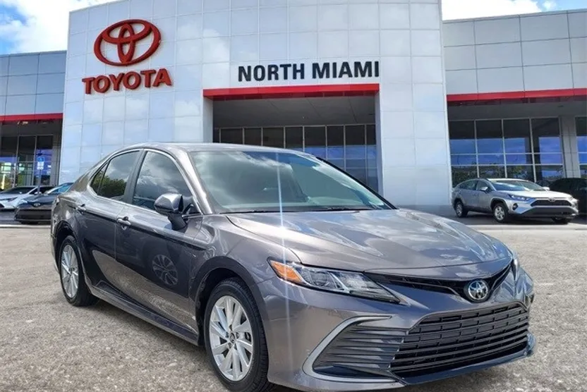 2023 Toyota Camry LE photo 1