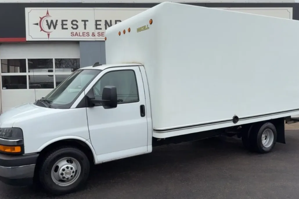 2021 Chevrolet Express Cutaway 3500 Van photo 1