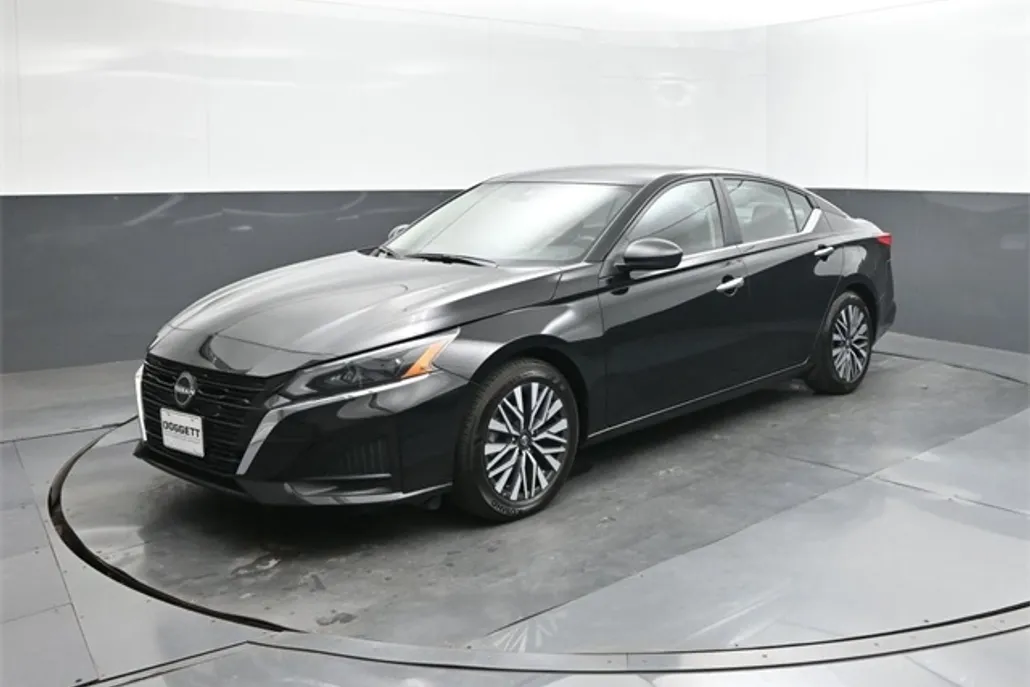 2024 Nissan Altima 2.5 SV photo 1