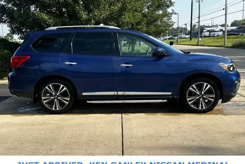 2018 Nissan Pathfinder Platinum photo 1
