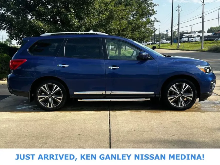 2018 Nissan Pathfinder Platinum photo 1