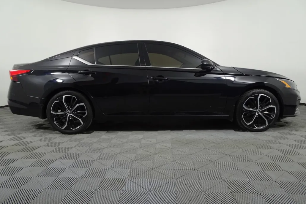 2023 Nissan Altima 2.5 SR photo 1