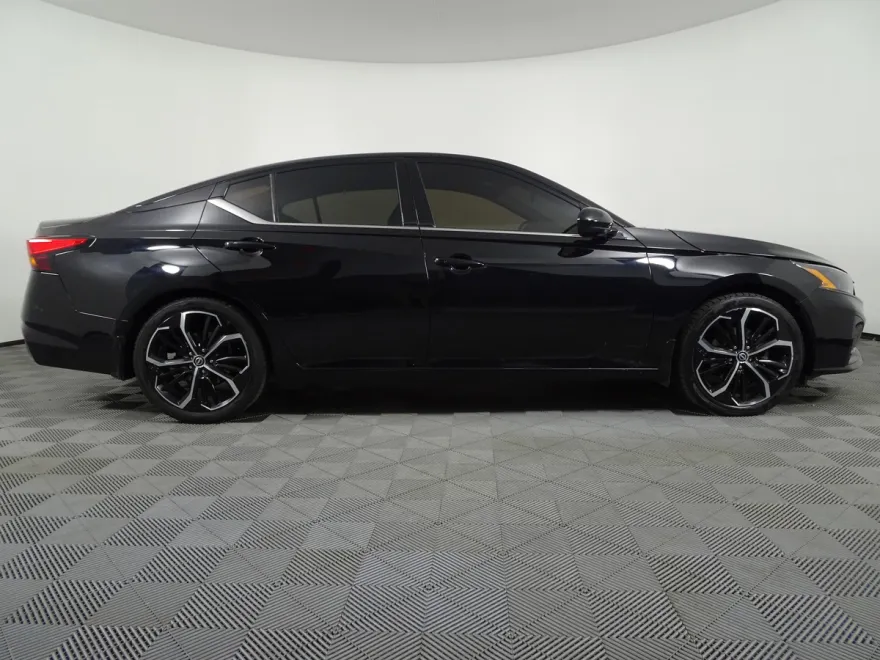 2023 Nissan Altima 2.5 SR photo 1