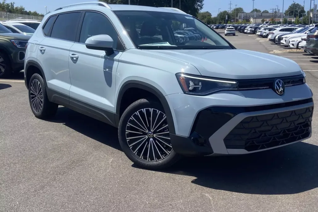 2025 Volkswagen Taos SE photo 1