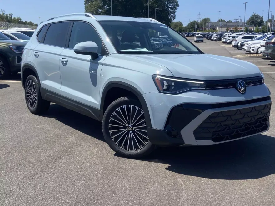 2025 Volkswagen Taos SE photo 1