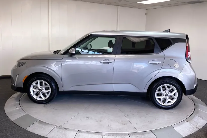 2023 Kia Soul LX photo 1
