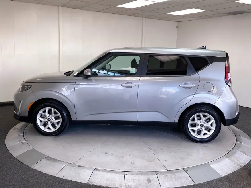 2023 Kia Soul LX photo 1