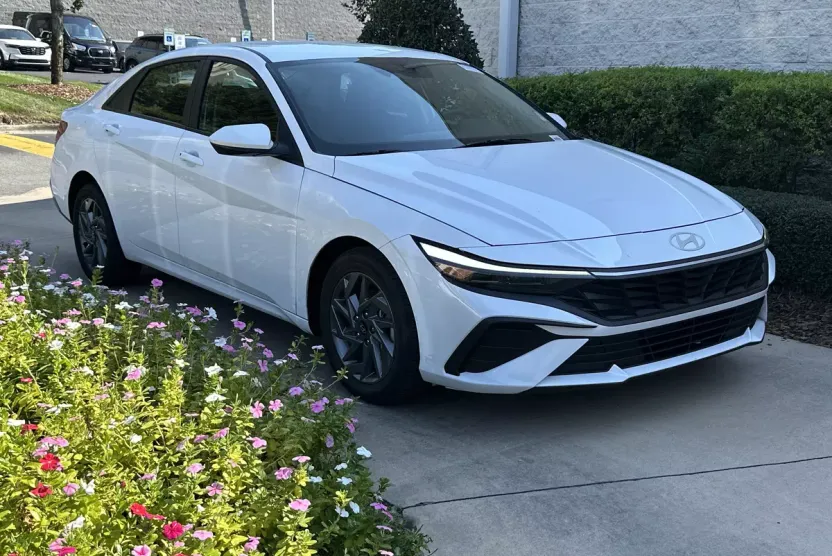 2024 Hyundai Elantra SEL photo 1