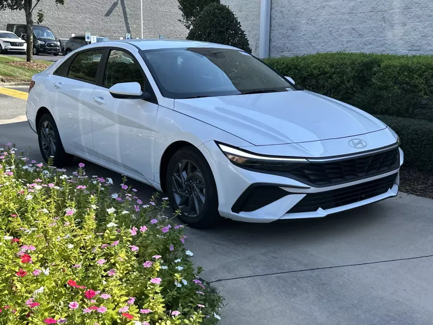 2024 Hyundai Elantra SEL photo 1