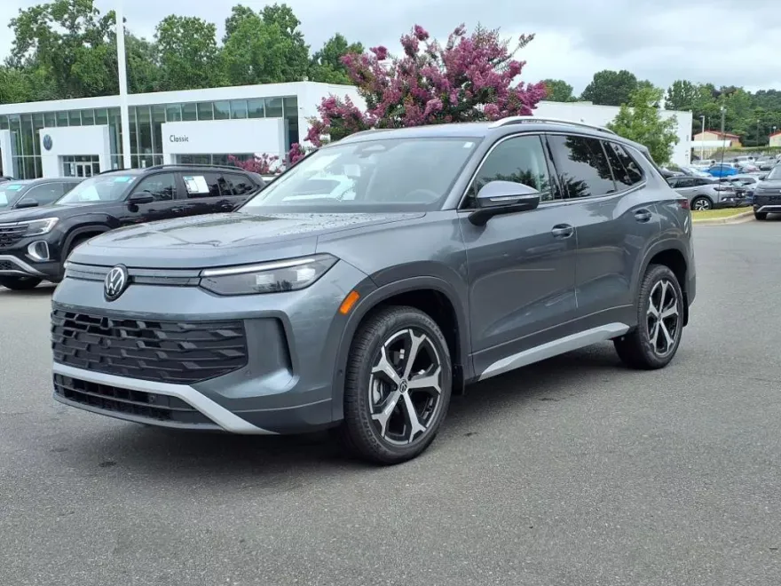 2025 Volkswagen Tiguan SE photo 1