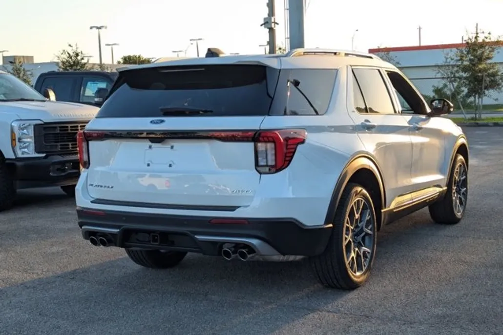 2025 Ford Explorer Platinum photo 1
