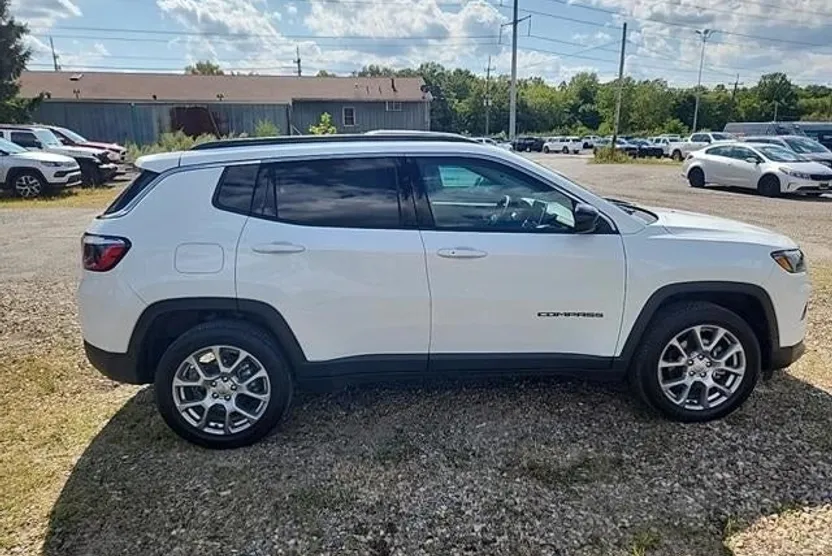 2022 Jeep Compass Latitude Lux photo 1