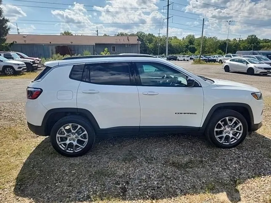 2022 Jeep Compass Latitude Lux photo 1